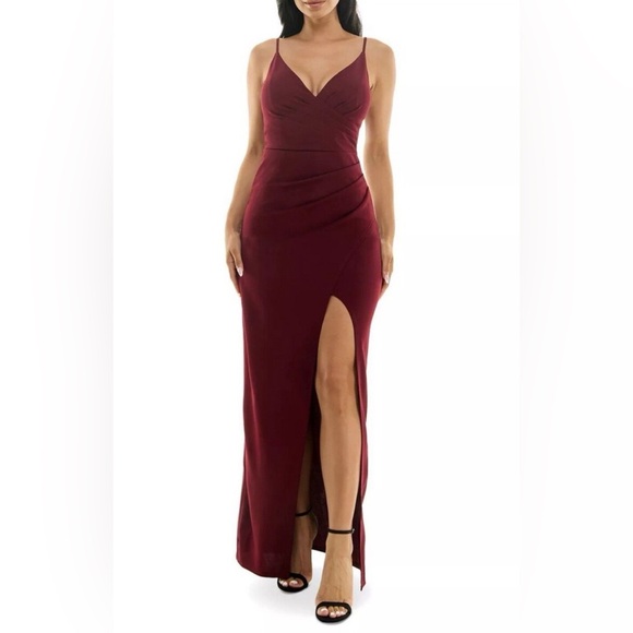Elegant Burgundy Evening Gown - Picture 1 of 11